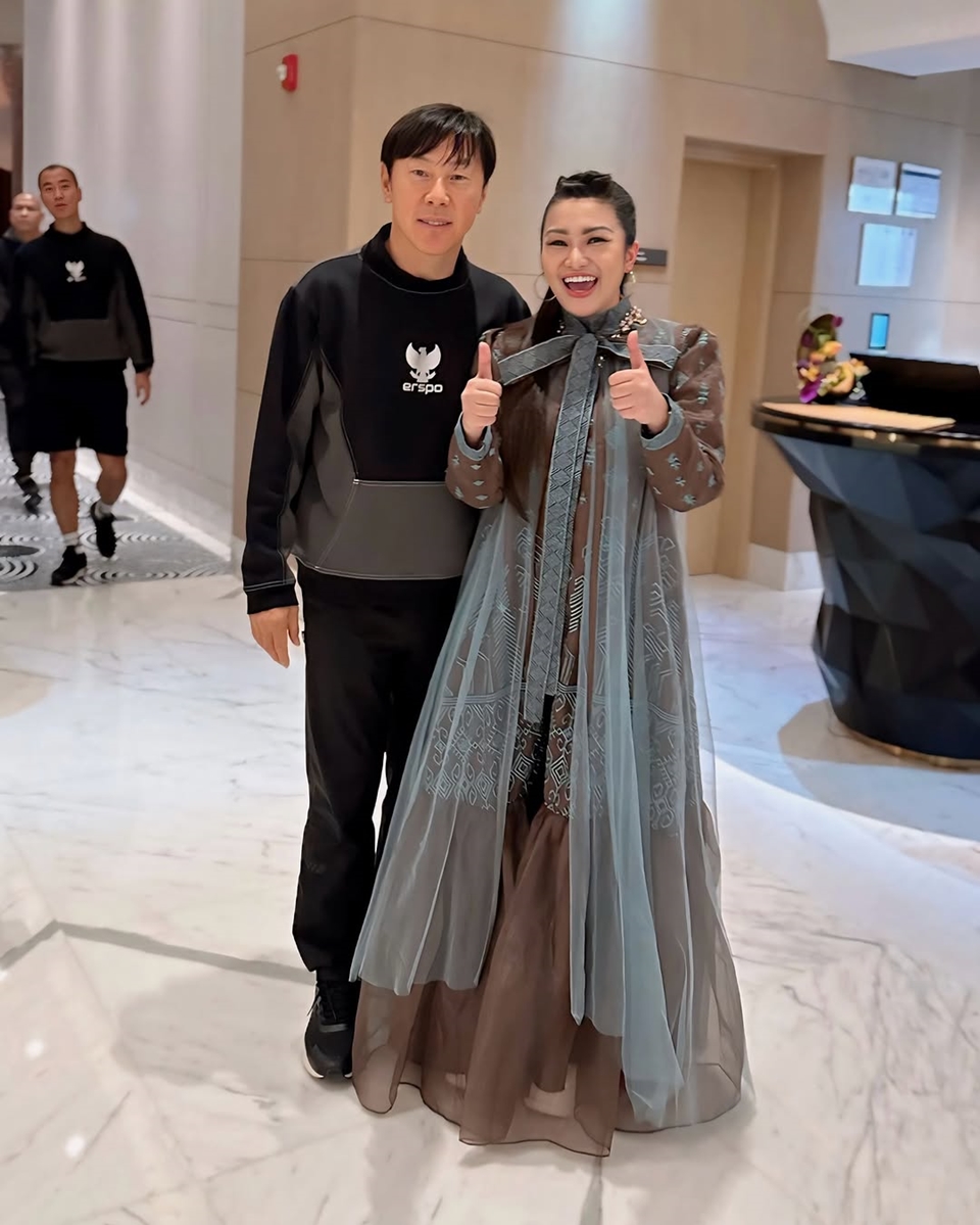 Shin Tae Yong dan Fitri Carlina 