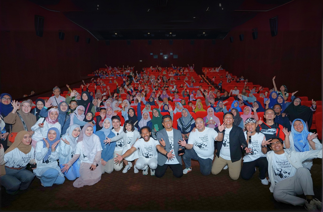 Film Keajaiban Air Mata Wanita mengisahkan perjuangan seorang wanita untuk bangkit dari keterpurukan setelah ditinggal suaminya. (Bahagia Pictures)