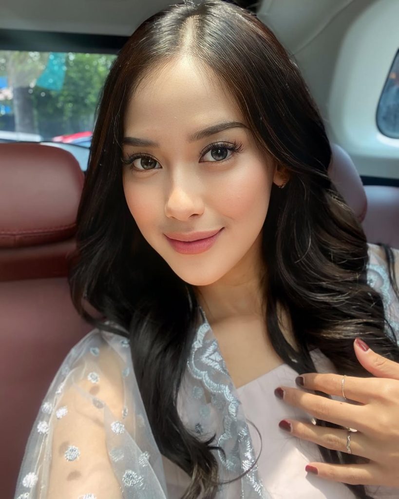 Lala Syifa di panggung Indonesian Idol XIII