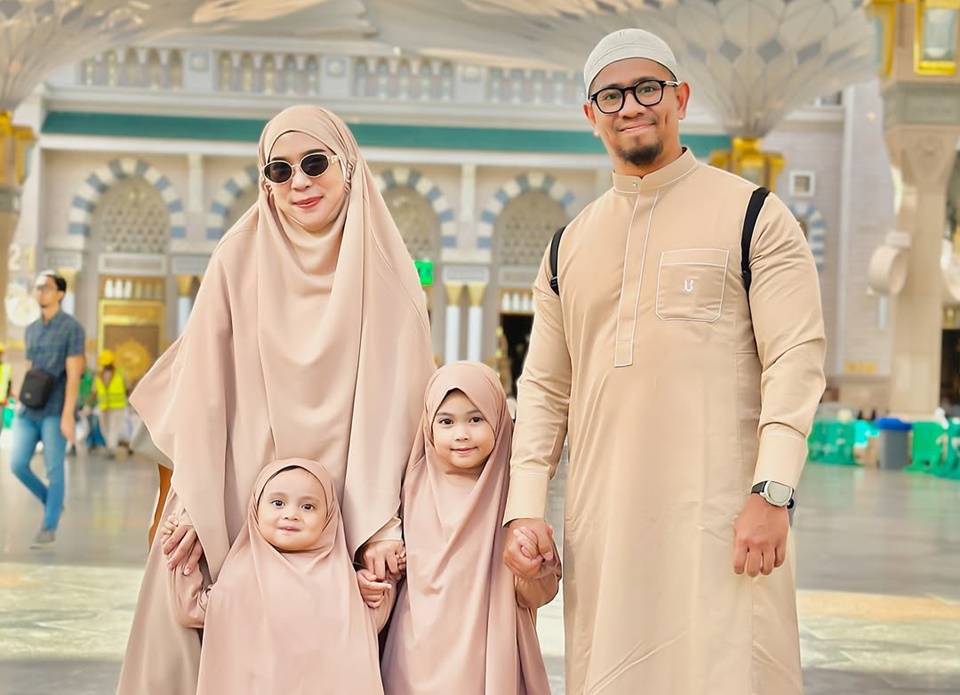 Cerita Kocak Fitri Tropica Bareng Sang Anak Saat Umrah [Instagram]