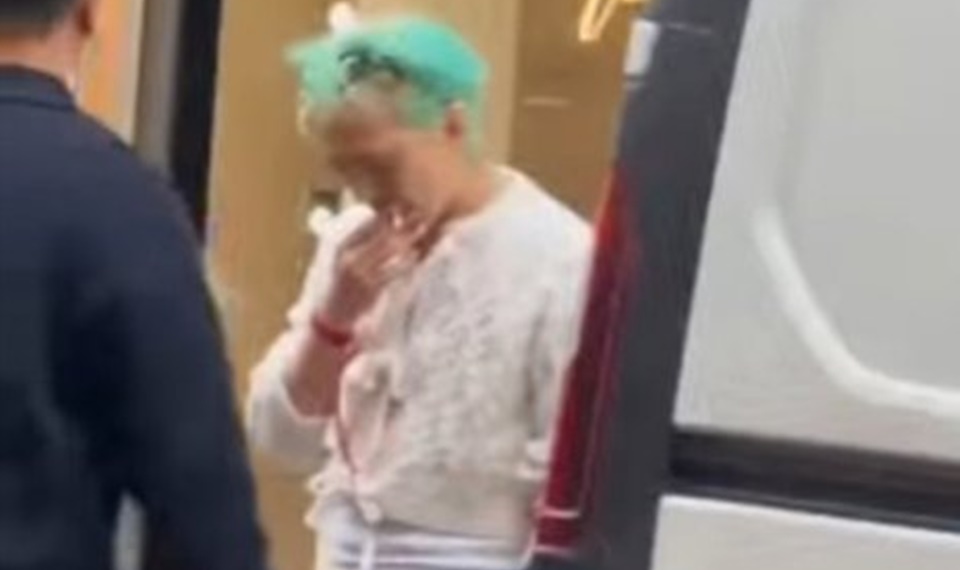 G-Dragon Terciduk Merokok di Luar Negeri [X]