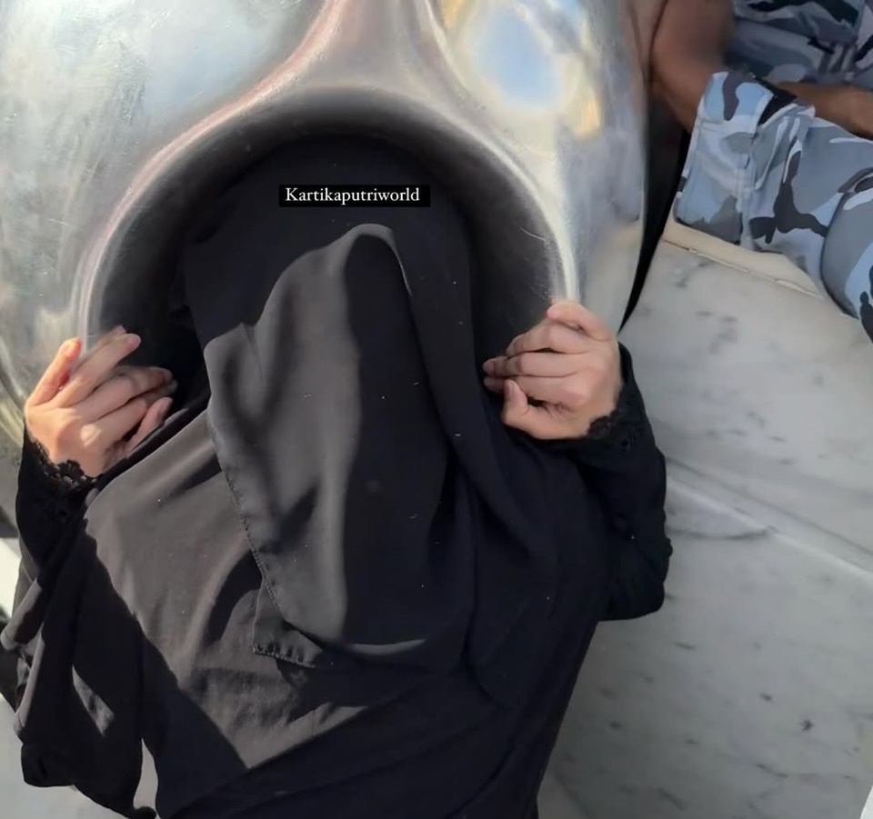 Kartika Putri Akhirnya Bisa Cium Hajar Aswad [Instagram]