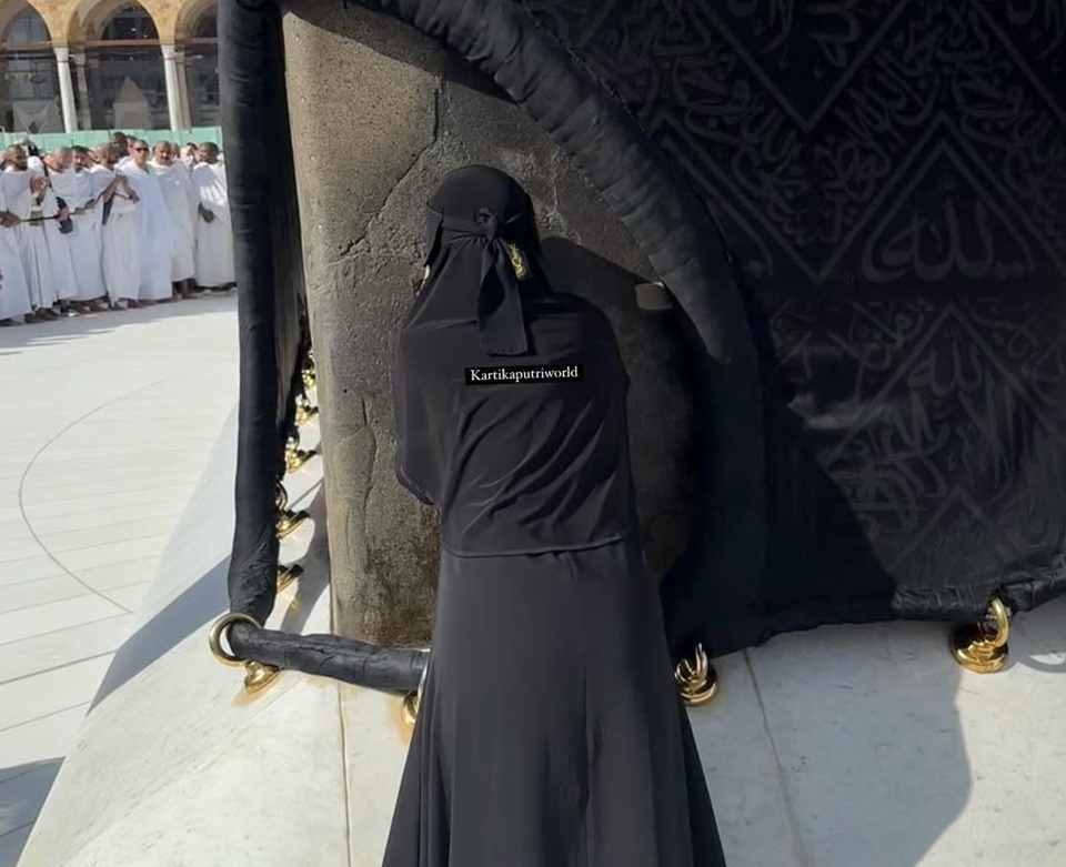 Kartika Putri Akhirnya Bisa Cium Hajar Aswad [Instagram]