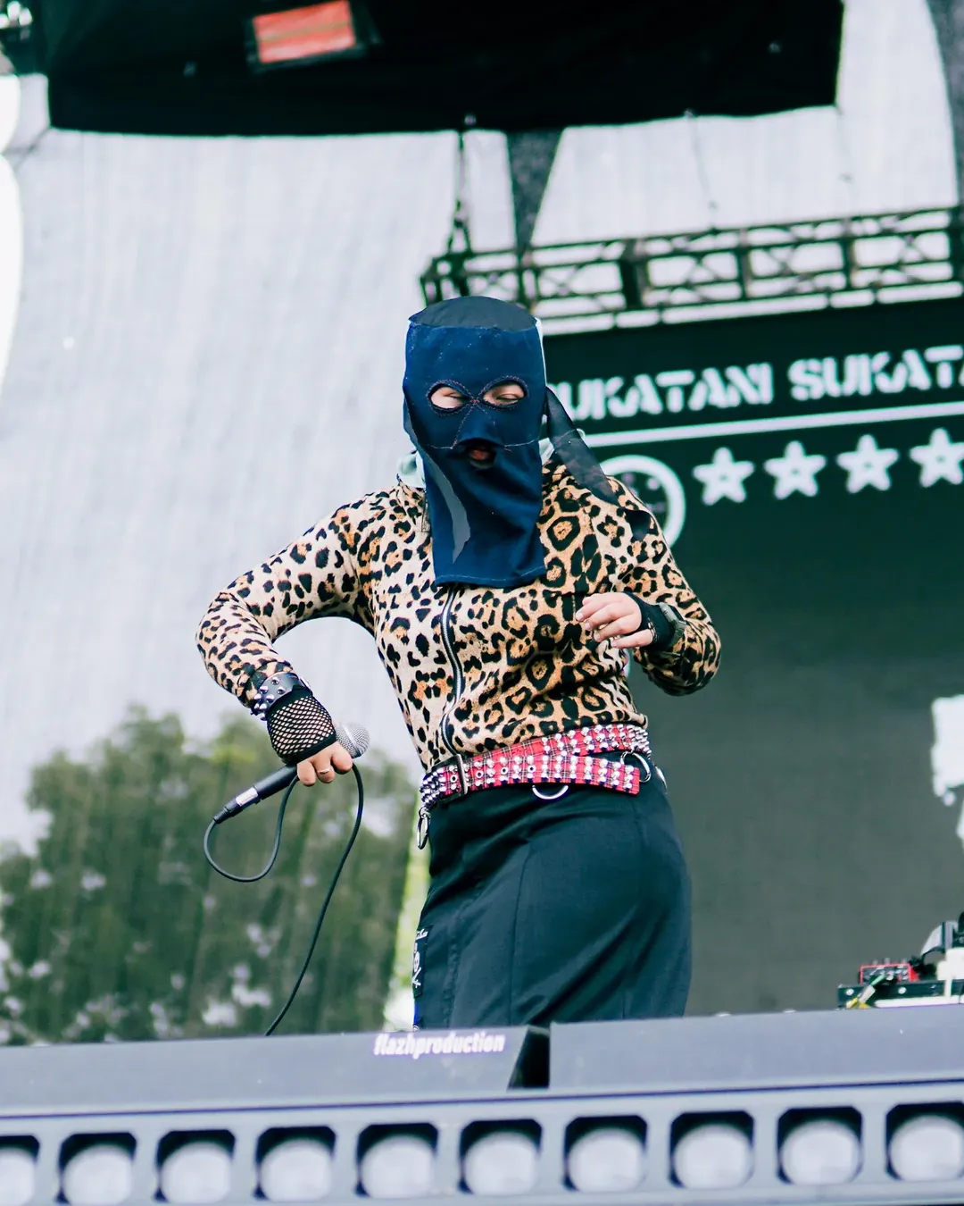 Aksi Band Sukatani di atas panggung. [Instagram]