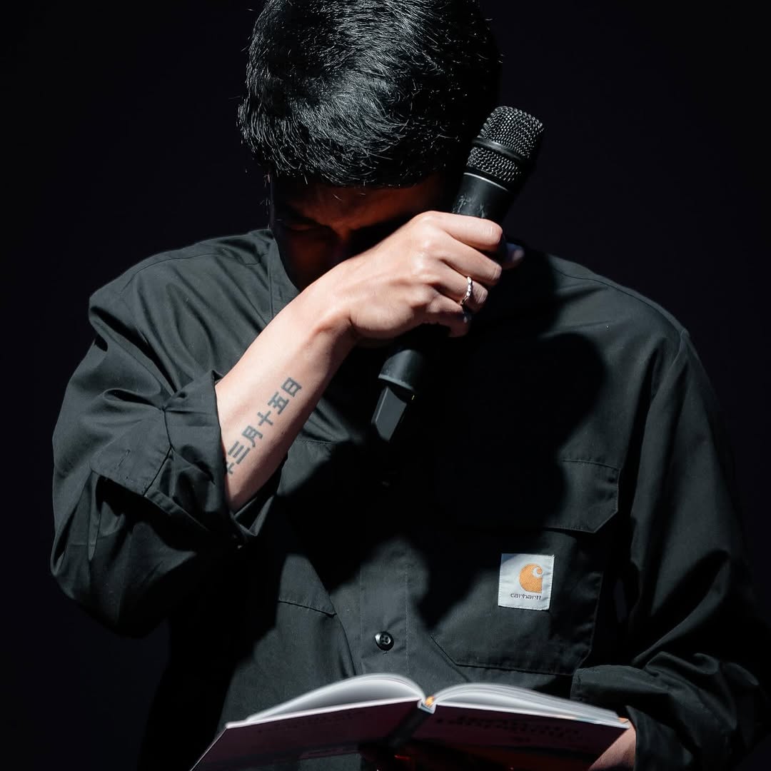 Desta menangis baca puisi