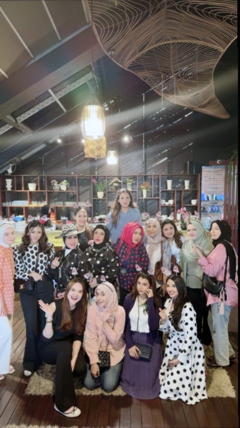 Elvy Sukaesih dan keluarga