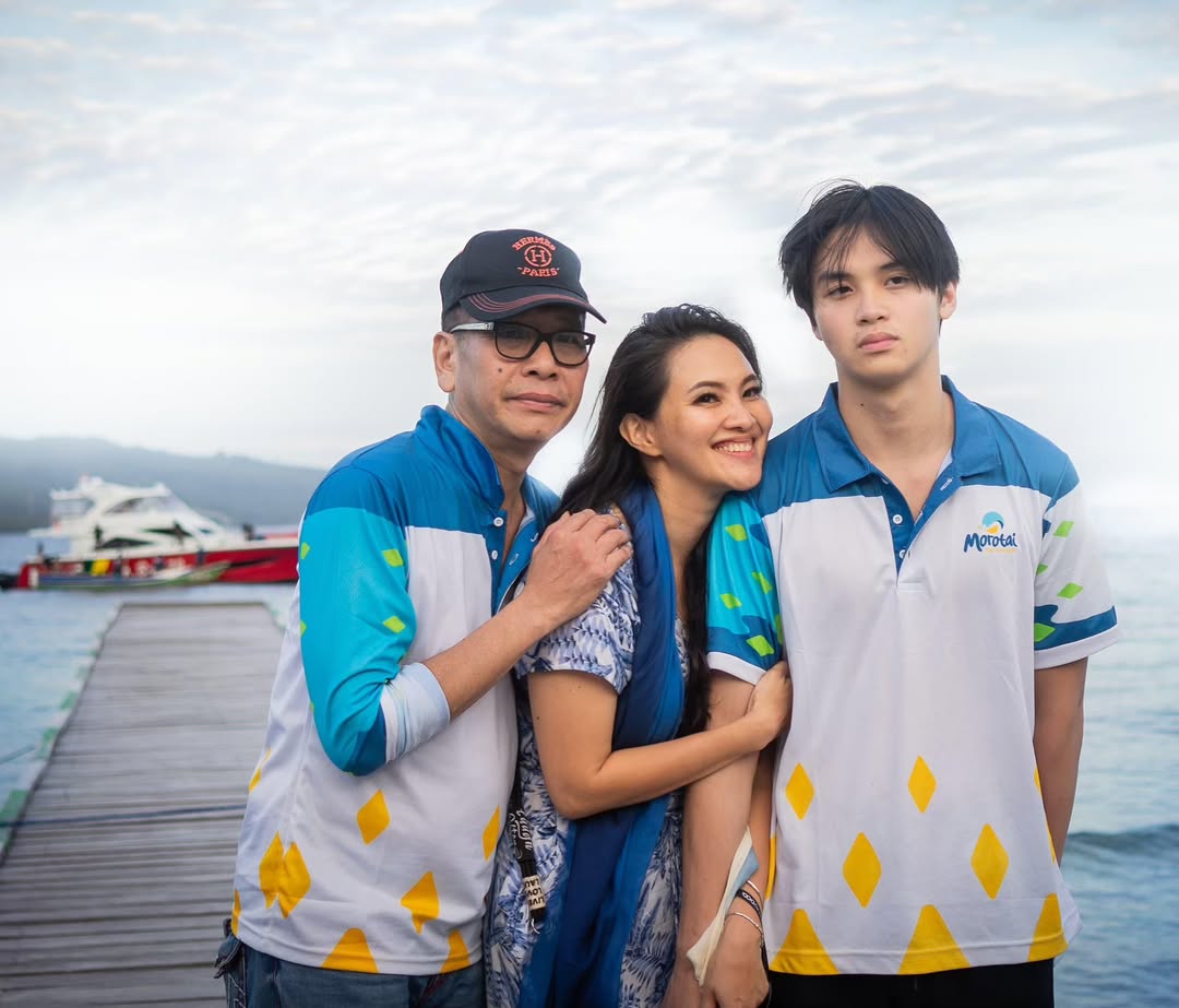 Gubernur Maluku Utara Sherly Tjoanda bersama mendiang suami dan anak. {Instagram]
