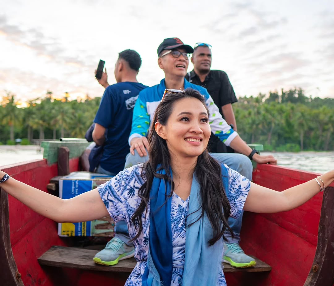 Gubernur Maluku Utara Sherly Tjoanda bersama mendiang suami dan anak. {Instagram]