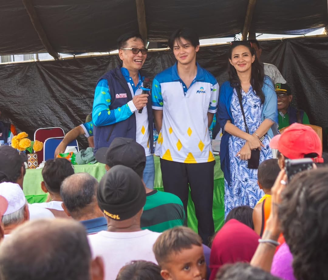 Gubernur Maluku Utara Sherly Tjoanda bersama mendiang suami dan anak. {Instagram]