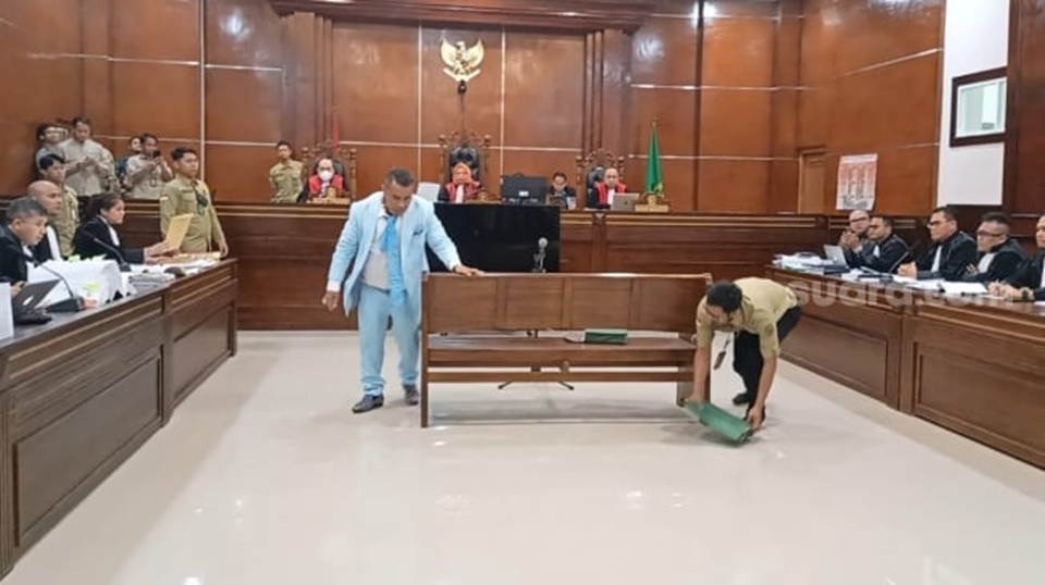 Hotman Paris Hutapea Drop di Ruang Sidang [Suara.com]