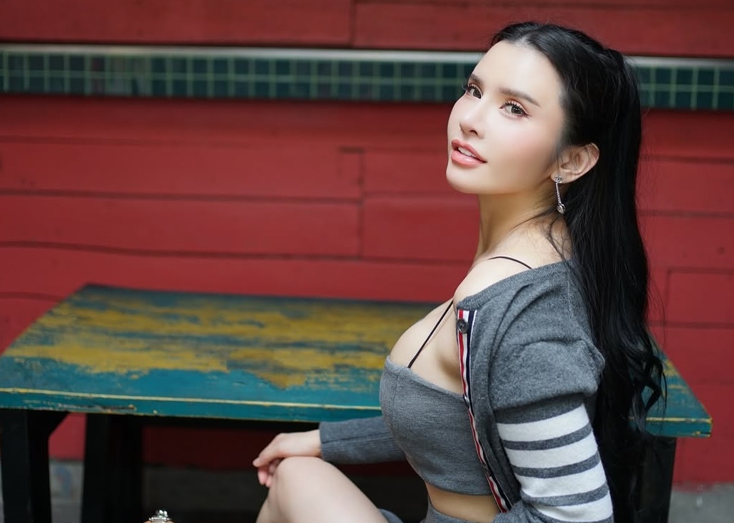 Artis Maria Vania berpose seksi. [Instagram]