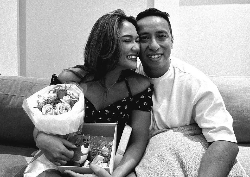 Kemesraan Marion Jola dan kekasihnya, Dennis Talakua. [Instagram]