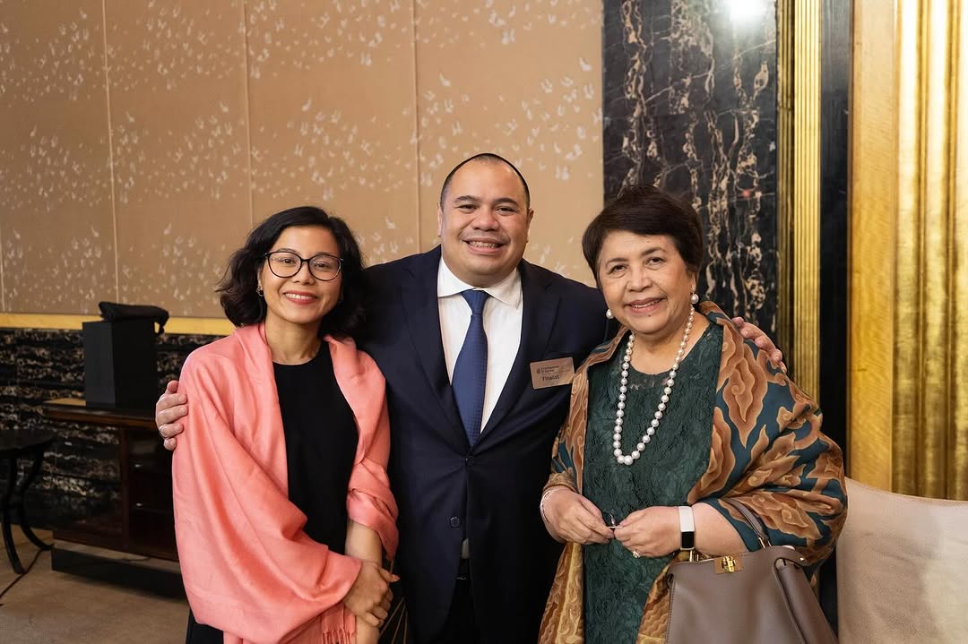 Pandu Sjahrir bersama diapit oleh ibunya kartini Sjahrir dan Ratna Kartadjoemena sang istri. [Instagram]