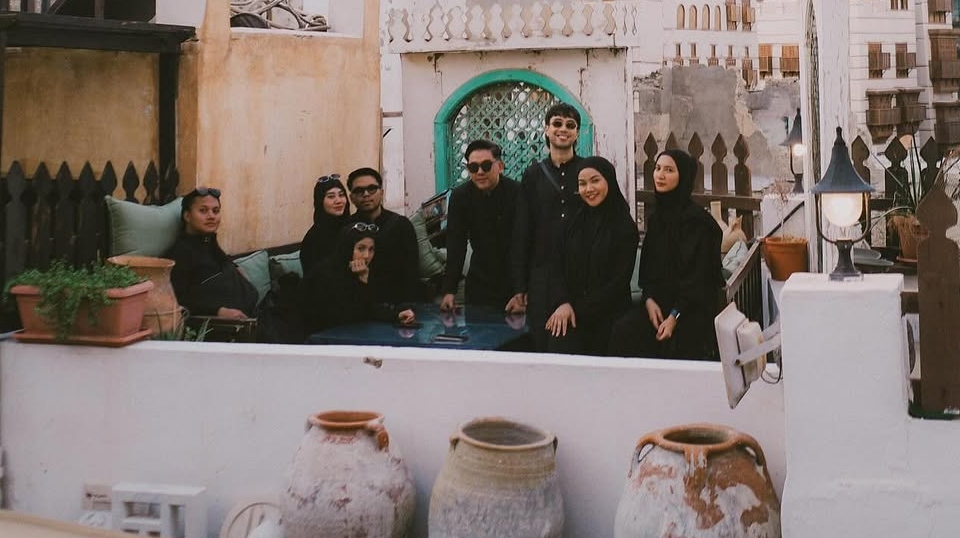 Thariq Halilintar dan Aaliyah Massaid Umrah Bersama Rombongan