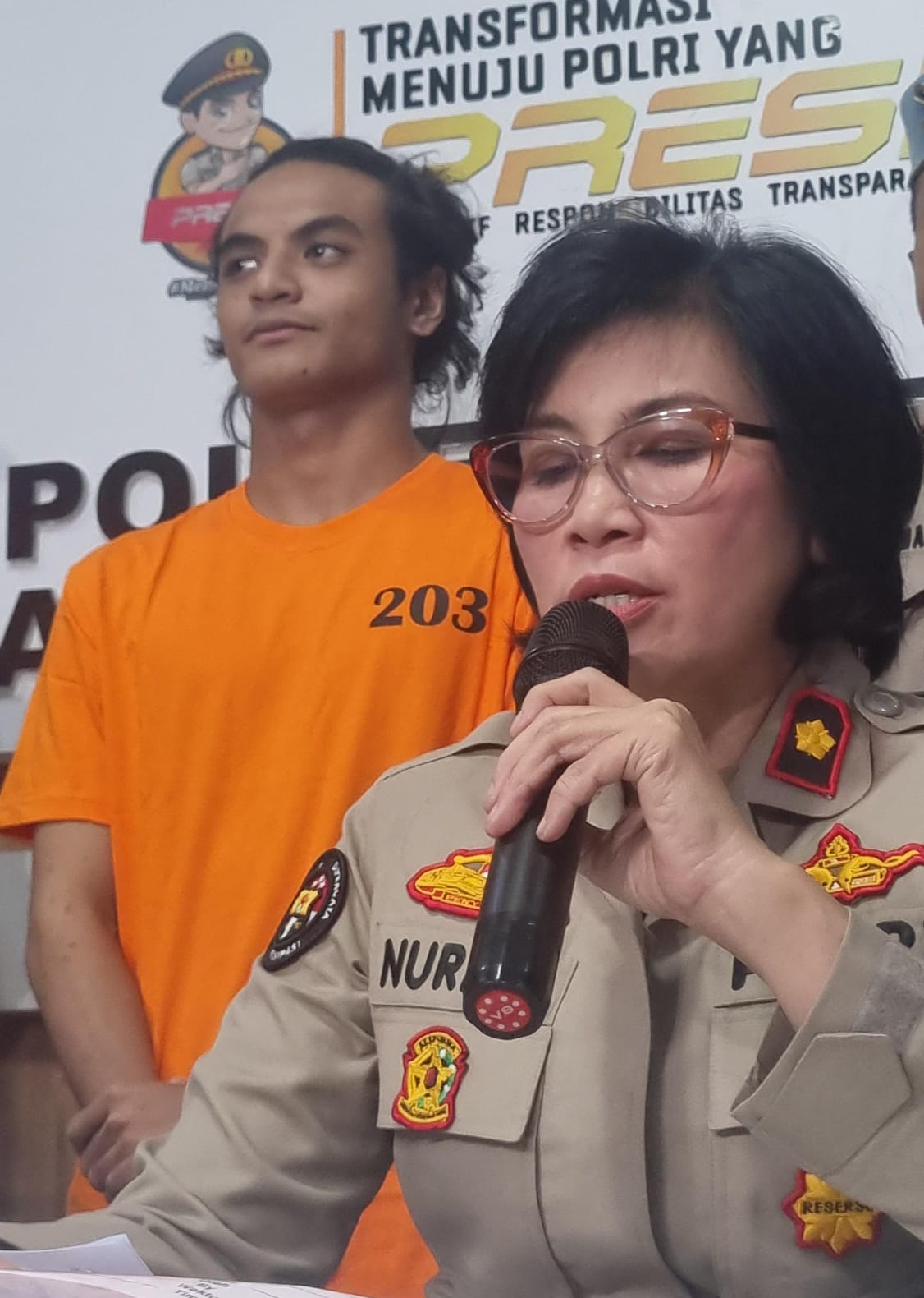 Vadel Badjideh pakai baju tahanan warna oranye. [Indopop]