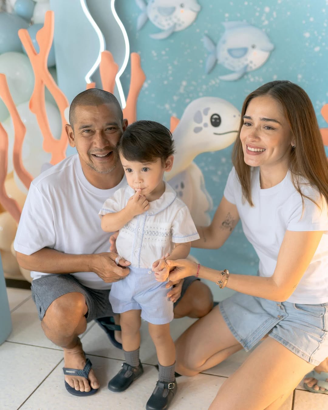 Yasmine Wildblood bersama Abi Yapto dan anak mereka. [Instagram]