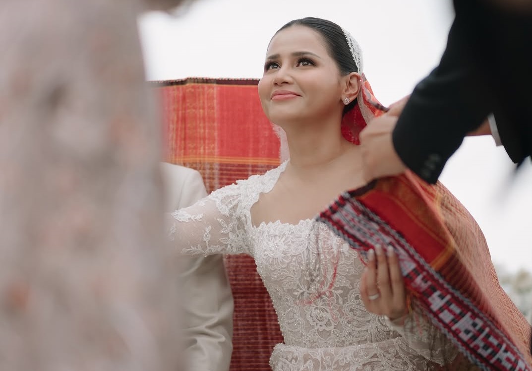 Yunita Siregar dalam balutan tradisi Batak saat menikah. [Instagram]