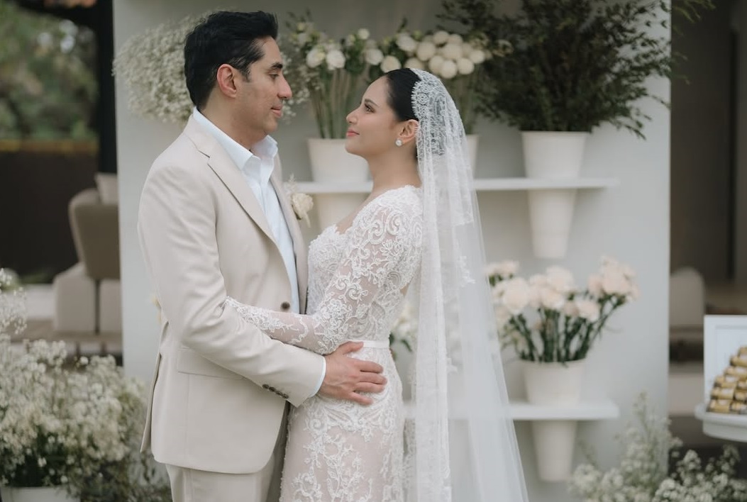 Yunita Siregar dan Wicky semringah di acara pernikahannya pada 14 Februari 2025 lalu. [Instagram]