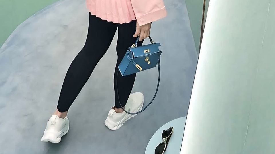 Ayu Dewi Pakai Tes Hermes Mungil Harga Selangit [Instagram]