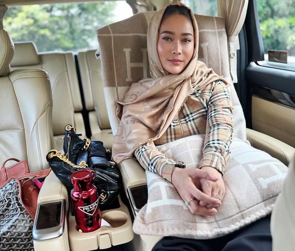 Inul Daratista Pakai Tumbler Branded dari Prada [Instagram]