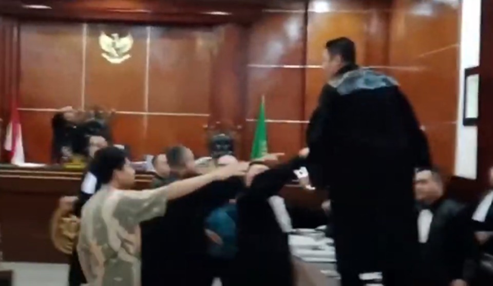 Razman Nasution dan Firdaus Oiwobo Buat Onar di Sidang [YouTube]