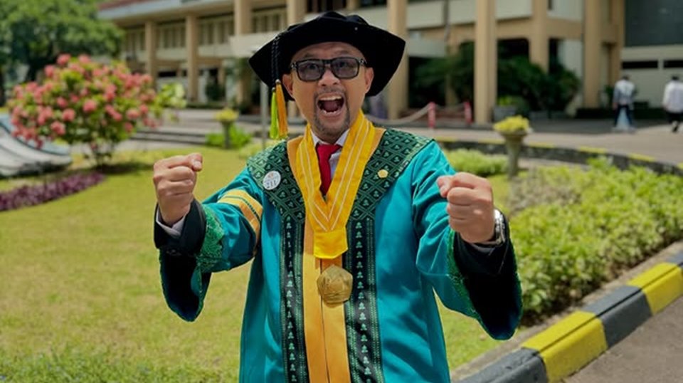 5 Foto Ronald Surapradja Wisuda S2, Raih Gelar Master Usai 25 Tahun Jadi Sarjana