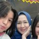 Okie Agustina bersama dua anak perempuannya. [Instagram]