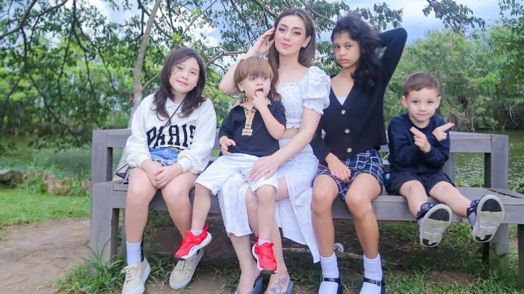 Celine Evangelista dan Anak Anak