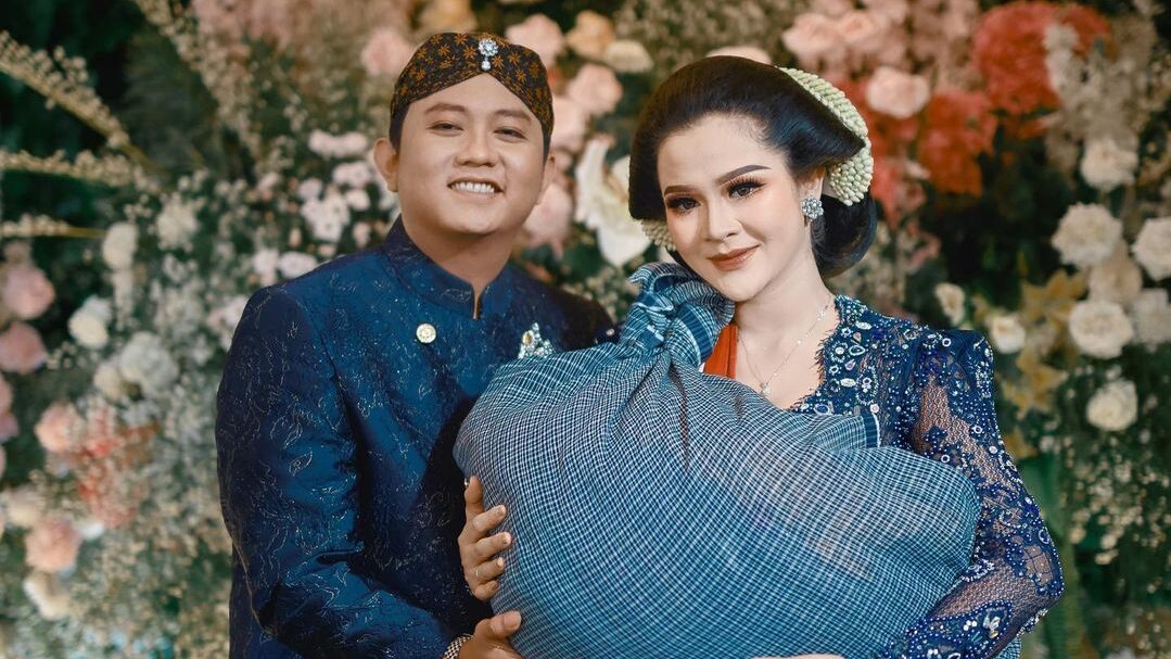 Acara Mitoni Bella Bonita Istri Denny Caknan