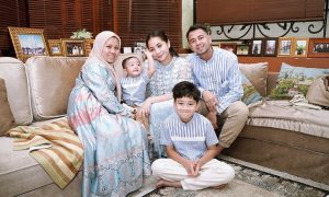 Sus Rini bersama keluarga Raffi Ahmad. [Instagram]