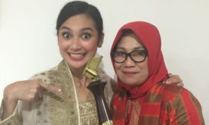 Indah Permatasari bareng Ibu, Nursyah [Instagram]