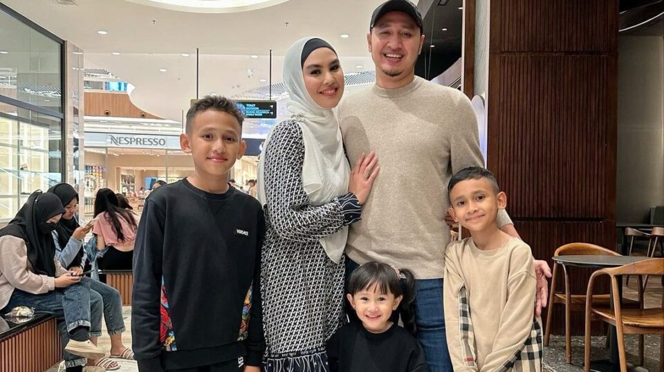 Kartika Putri bersama suami dan anak anak Instagram