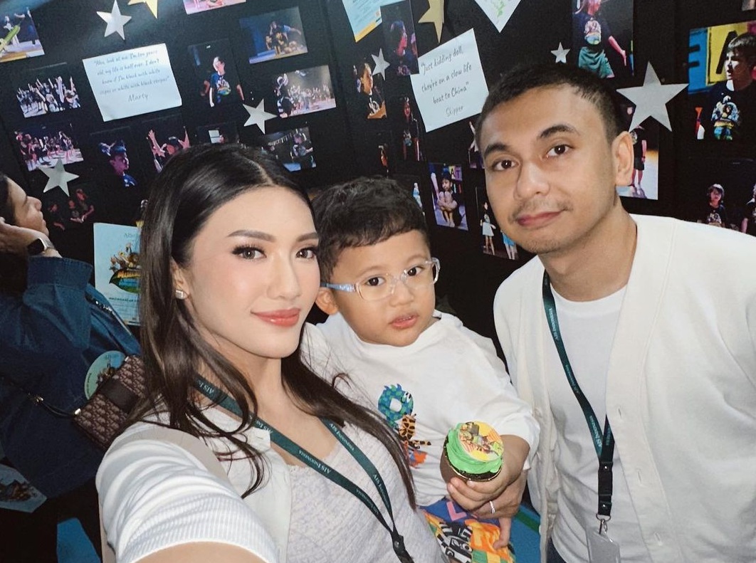 Raditya Dika bersama istri dan anak bungsunya Instagram