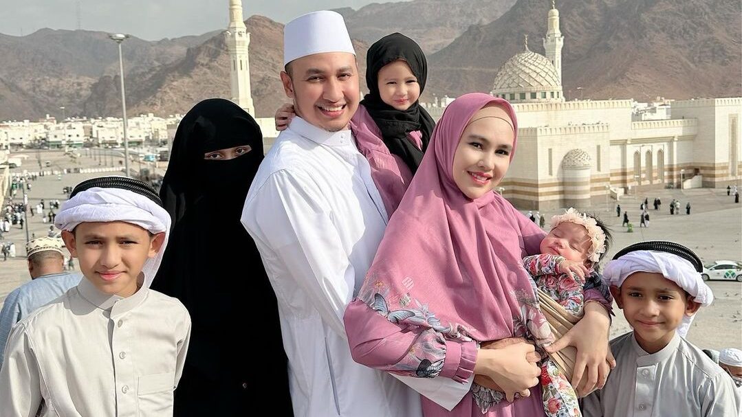 Keluarga Kartika Putri dan Habib Usman bin Yahya