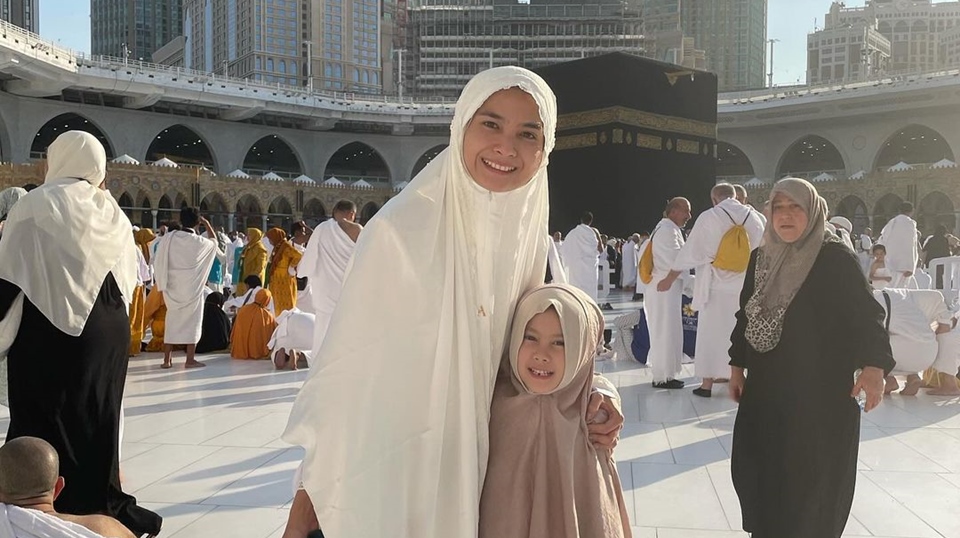 Pengalaman Spiritual Acha Septriasa saat Umrah Instagram