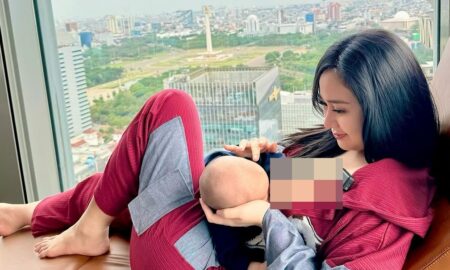 Denise Chariesta Menyusui sambil Lihat Monas di Park Hyatt Jakarta [Instagram]
