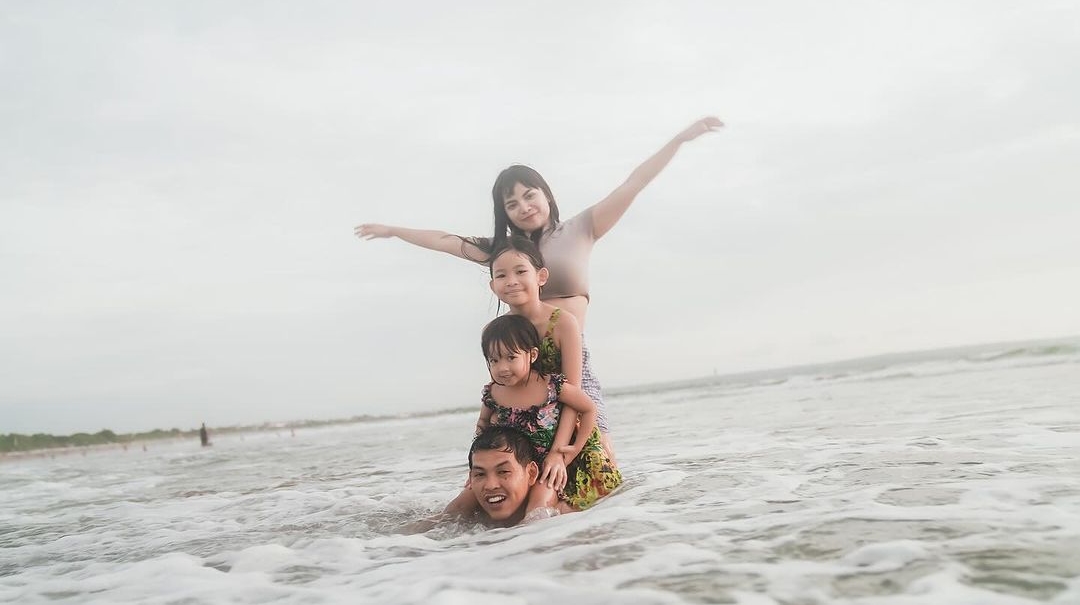 Dinar Candy Liburan di Bali bareng Anak anak Ko Apex Instagram