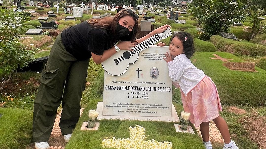 Mutia Ayu dan Gewa di Makam Glenn Fredly Instagram