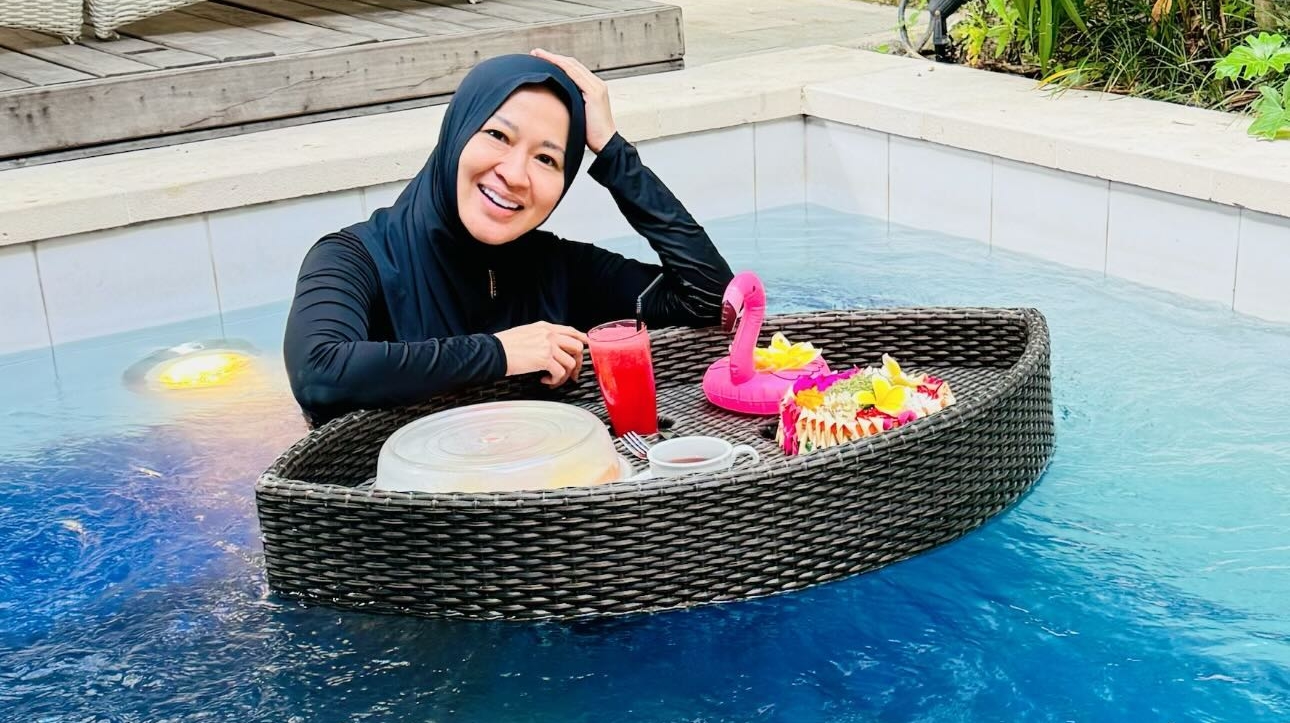 Okie Agustina Nikmati Floating Breakfast di Alam Bidadari Seminyak Instagram Story