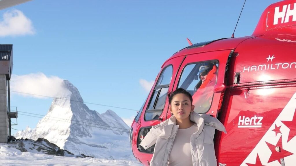 Rachel Vennya Naik Helikopter di Swiss Instagram