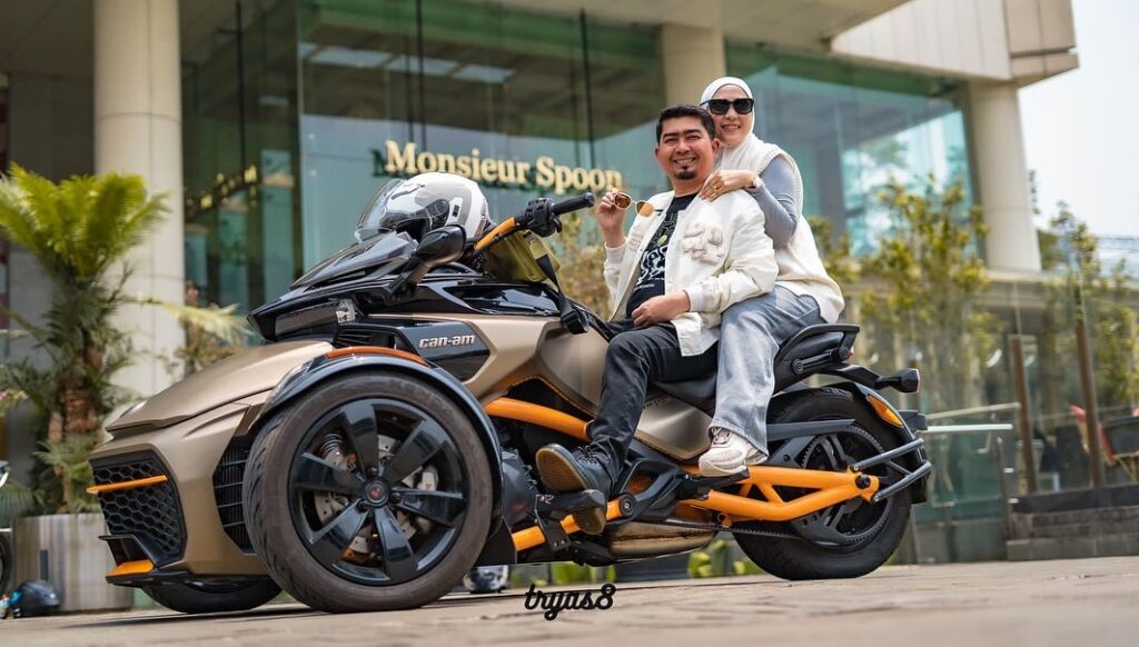 Ustaz Solmed dan April Jasmine Instagram