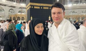 Titi Kamal dan Christian Sugiono umrah [Instagram]