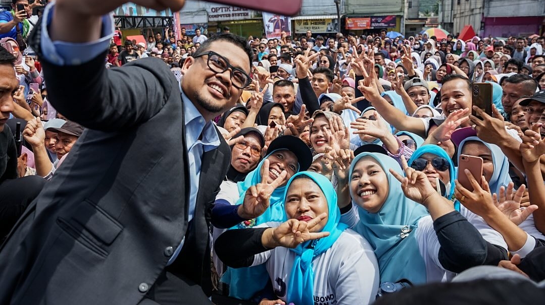 Bobby Nasution Terus Pakai Kacamata Instagram