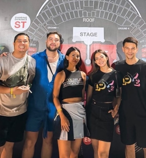 Jonathan Frizzy dan Ririn Dwi Ariyanti Nonton Coldplay Pakai Baju Couple Instagram