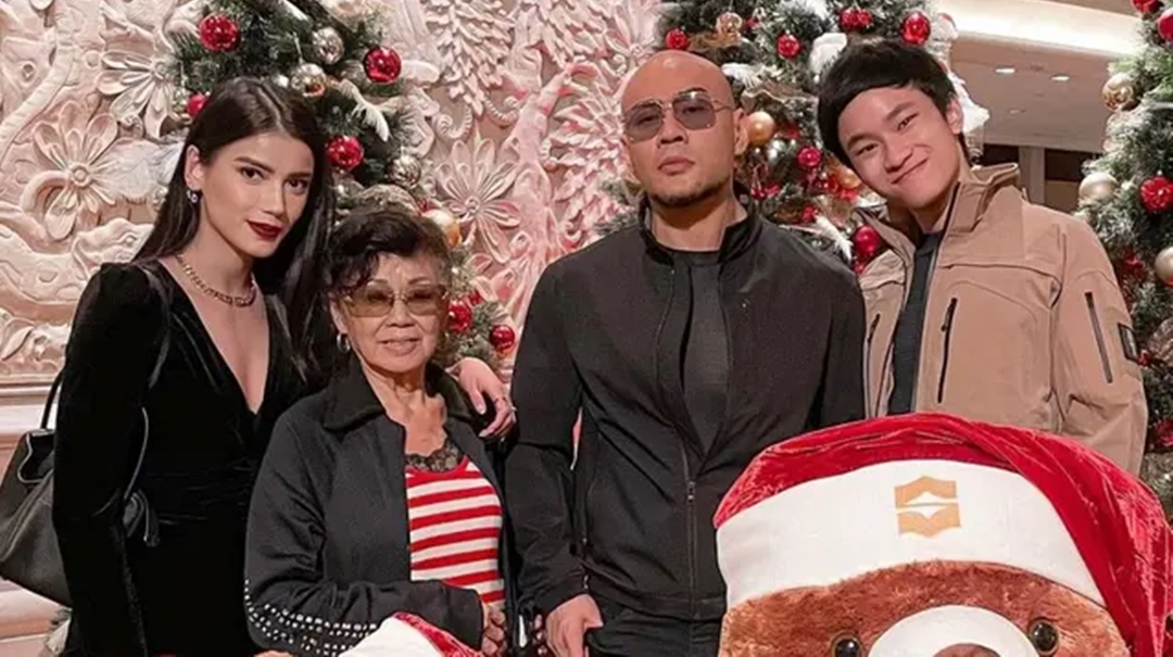 Sabrina Chairunnisa Rayakan Natal bersama Ibu Deddy Corbuzier