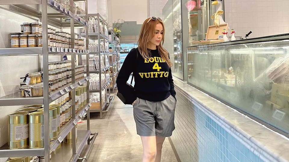 Momo Geisha Pakai Kaus Puluhan Juta Instagram