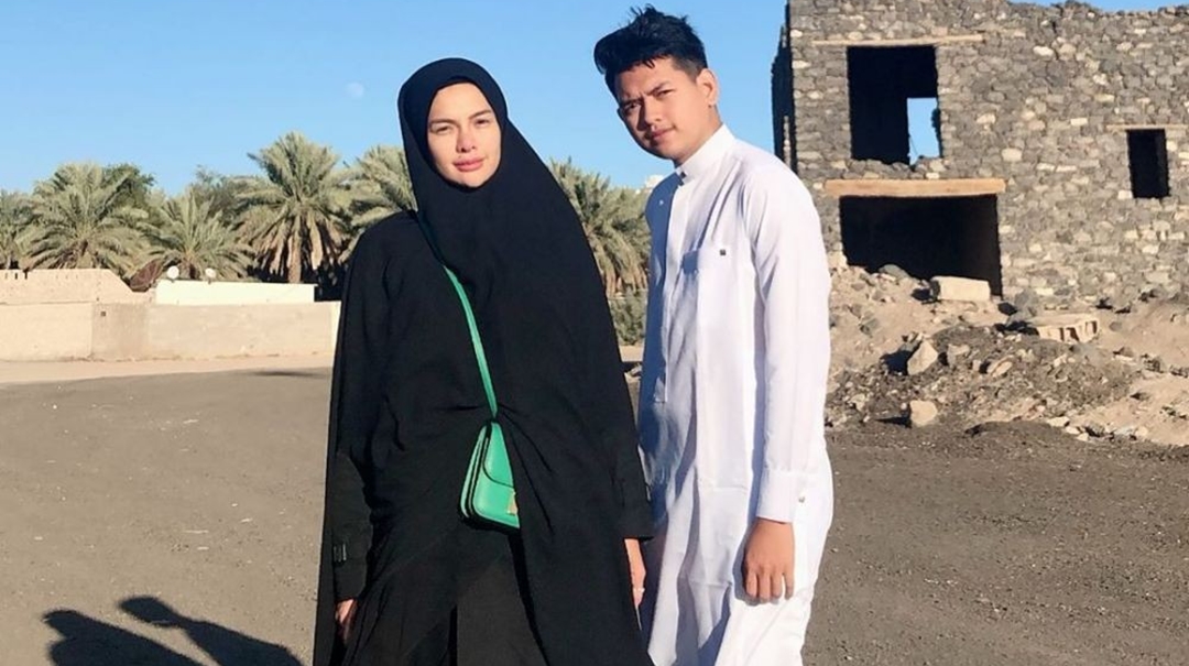 Nikita Mirzani saat Umrah bareng Keluarga