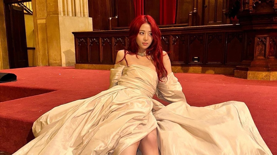 Yunjin LE SSERAFIM Alami Outfit Malfunction Instagram