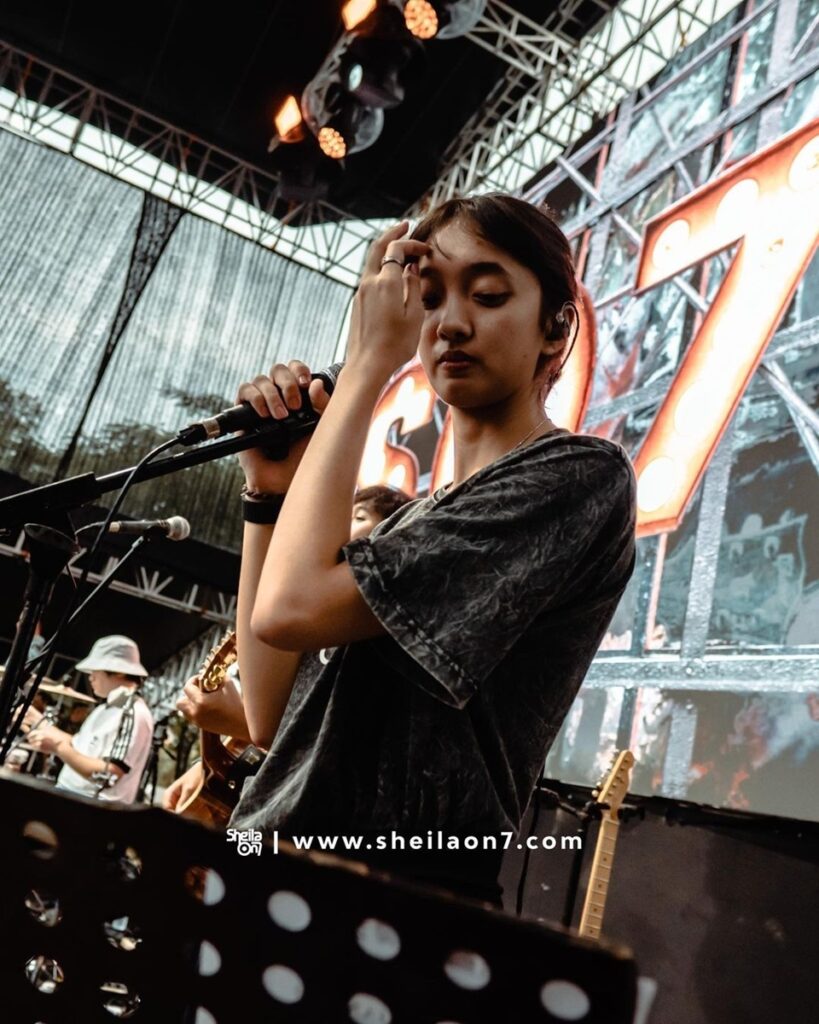 Potret Aishameglio Jadi Backing Vocal Sheila on 7