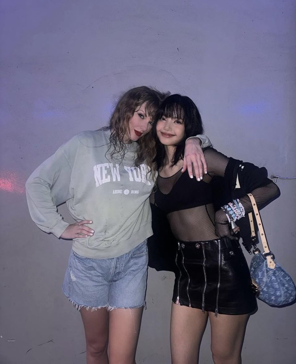 Lisa BLACKPINK dan Taylor Swift Foto Bareng Netizen Dua Ratu Bersatu